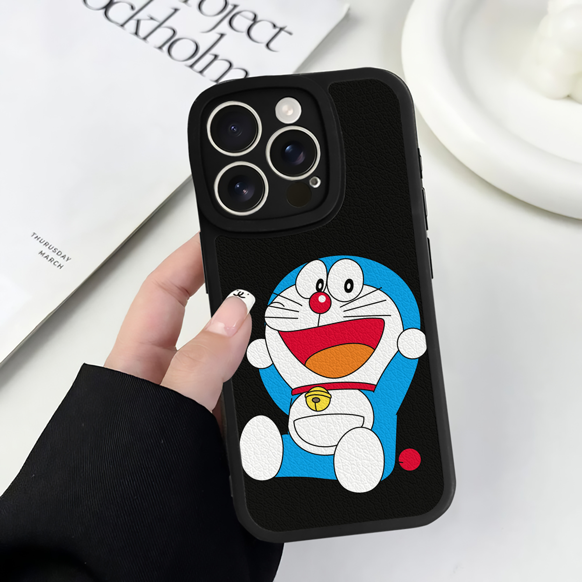 （画像用） ドラえもん Doraemon 【iPhone 16シリーズ対応】シリコンスマホケース（レザー調） 材質：シリコン